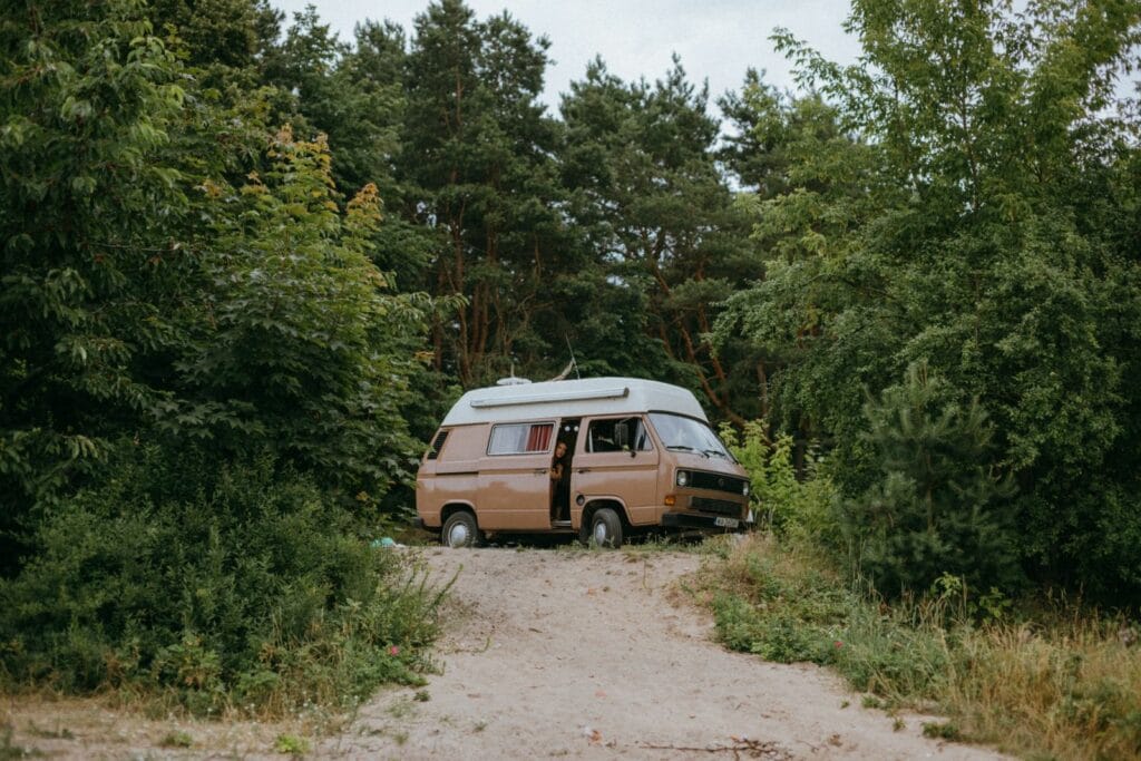 Furgoneta camper aparcada en un bosque durante una escapada de septiembre en el Vallès