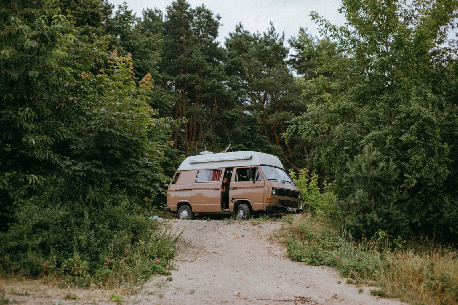 Furgoneta camper aparcada en un bosque durante una escapada de septiembre en el Vallès